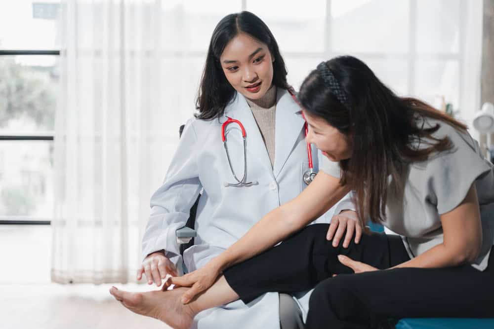 A doctor explains what are the warning signs of a diabetic foot ulcer during a foot exam