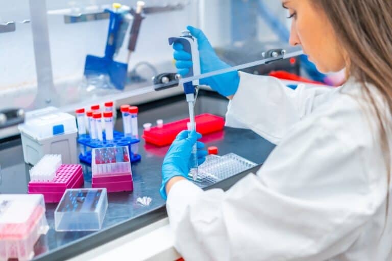 A lab professional testing cells for the CD90 cell-surface marker.